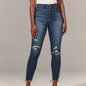 ISO ABERCROMBIE CURVE LOVE RIPPED JEAN 25s